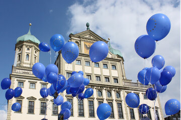 Parlamendihoone "Brauchen wir eine neue EU-Asylpolitik?" pilt.